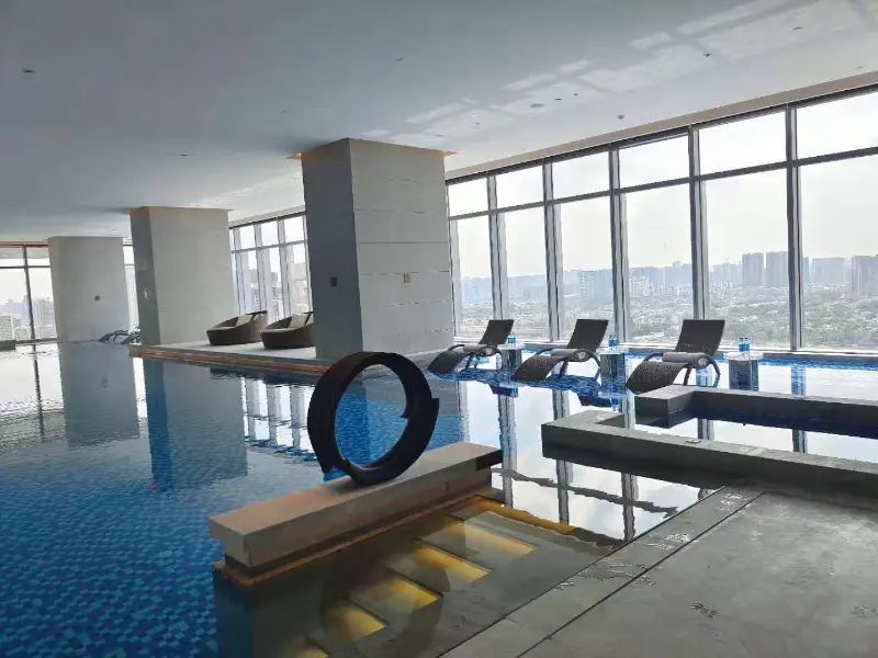 Cinntíonn Córas Caidéal Teasa agus Aeroiriúntóra Linn Snámha Blueway Compord ar feadh na Bliana ag Chengdu Bay Hotel Sky Infinity Pool